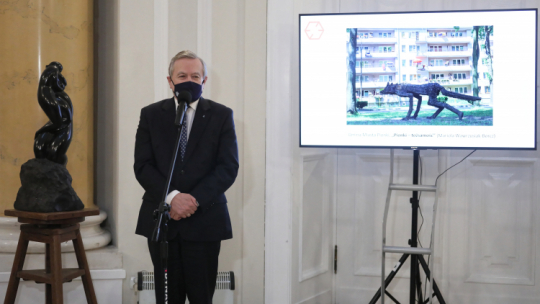 Wicepremier, minister kultury i dziedzictwa narodowego Piotr Gliński podczas konferencji prasowej, poświęconej programowi "Rzeźba w przestrzeni publicznej dla Niepodległej – 2022” w warszawskiej Królikarni. Fot. PAP/P. Supernak