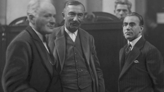 Proces brzeski: oskarżeni Herman Lieberman, Wincenty Witos, Kazimierz Bagiński podczas przerwy w procesie. Fot. NAC