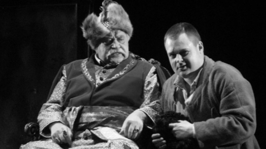 Spektakl „Sarmacja” według tekstu Pawła Huelle w reż. Krzysztofa Babickiego w Teatrze im. Juliusza Osterwy: Włodzimierz Wiszniewski (L) jako Książę Wojewoda i i Przemysław Gąsiorowicz (P) jako Magister Chudziński. 2008 r. Fot. PAP/M. Trembecki