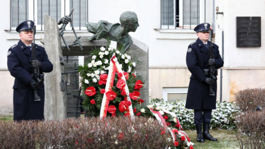 Pomnik Jana Rodowicza „Anody” na dziedzińcu Ministerstwa Sprawiedliwości w Warszawie w 73. rocznicę jego śmierci. Fot. PAP/T. Gzell 