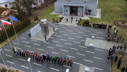 Uroczystości na placu przed pomnikiem ofiar II wojny światowej przy Muzeum Martyrologii w Słońsku w ramach obchodów 77. rocznicy zagłady więźniów niemieckiego obozu Sonnenburg. Fot. PAP/L. Muszyński