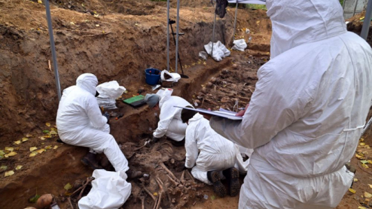 Badania archeologiczno-genetyczne na terenie byłego niemieckiego obozu jenieckiego Stalag II D. Stargard, 15.10.2021. Fot. PAP/M. Bielecki