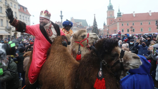 Warszawa, 06.01.2022. W roli króla Afryki Baltazara XIV pochodzący z Togo misjonarz ojciec Benoit Azameti (2L) oraz w roli króla europejskiego Kacpra XIV informatyk Krzysztof Bączkiewicz (L) podczas Orszaku Trzech Króli w Warszawie, 6 bm. Kościół katolicki obchodzi 6 stycznia uroczystość Objawienia Pańskiego, czyli święto Trzech Króli. Fot. PAP/T. Gzell