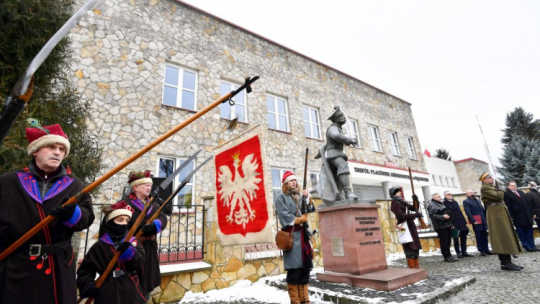 Uroczystość przed pomnikiem gen. Mariana Langiewicza w Wąchocku z okazji 159. rocznicy wybuchu Powstania Styczniowego. Fot. PAP/P. Polak