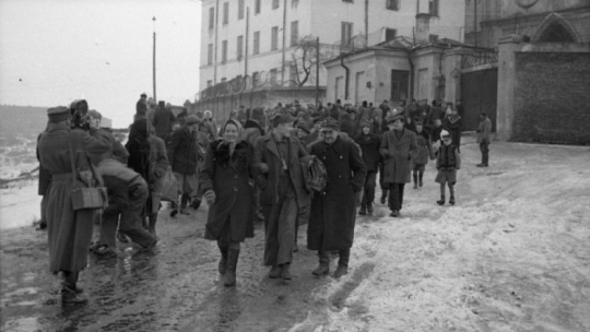 Rodziny witają uwolnionych z więzienia na Zamku Lubelskim. 03.1947. Fot. PAP/CAF