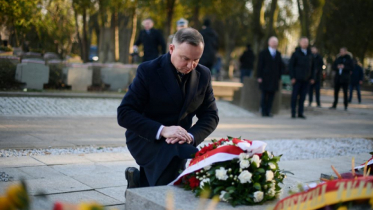 Warszawa, 14.02.2022. Prezydent RP Andrzej Duda składa kwiaty na grobach dowódców Związku Walki Zbrojnej i Armii Krajowej na Cmentarzu Wojskowym na warszawskich Powązkach. Trwają obchody 80. rocznicy przekształcenia Związku Walki Zbrojnej w Armię Krajową. Fot. PAP/M. Obara