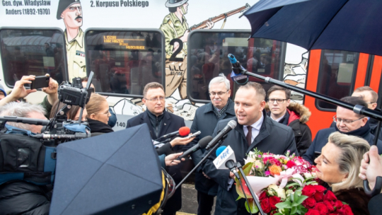 Włocławek, 17.02.2022. Prezes Łódzkiej Kolei Aglomeracyjnej Janusz Malinowski (2L), ambasador RP we Włoszech z akredytacją w San Marino Anna Maria Anders (P) i prezes IPN Karol Nawrocki (3L) podczas uroczystego wjazdu pociągu Łódzkiej Kolei Aglomeracyjnej "Andres" na dworzec PKP we Włocławku, 17 bm. Wydarzenie odbyło się w związku z nadchodzącą 80. rocznicą rozpoczęcia wymarszu armii gen. Andersa ewakuowanej z ZSRS. Fot. PAP/T. Żmijewski