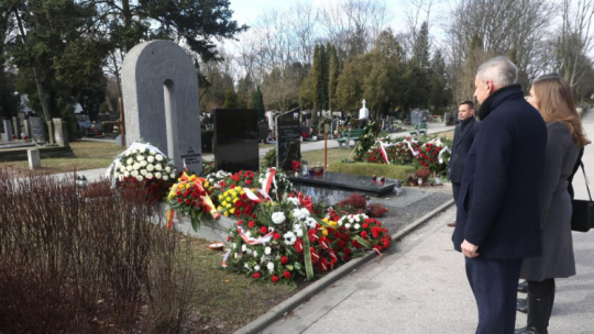 Poseł PSL Władysław Teofil Bartoszewski (2P), syn Władysława Bartoszewskiego, złożył kwiaty na grobie ojca na Powązkach Wojskowych w Warszawie. 19.02.2022. Fot. PAP/T. Gzell