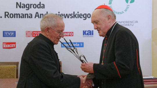Metropolita warszawski kard. Kazimierz Nycz (P) podczas gali wręczenia ks. prał. Czesławowi Sadłowskiemu (L) nagrody im. bp. Romana Andrzejewskiego za rok 2021. Fot. PAP/P. Supernak