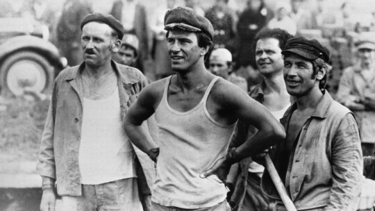 Kadr z filmu „Człowieka z marmuru”. Nz. Jerzy Radziwiłowicz (C) jako Mateusz BirkutFot. PAP-Reprodukcja