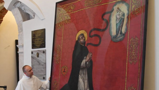 Prezentacja jednej z chorągwi kanonizacyjnych św. Jacka Odrowąża w klasztorze dominikanów w Krakowie. 2019 r. Fot. PAP/J. Bednarczyk