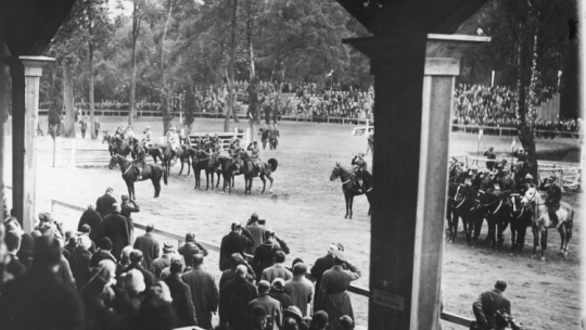 I Międzynarodowe Konkursy Hippiczne w Warszawie: członkowie ekip w czasie odgrywania hymnu na hippodromie w Łazienkach Królewskich. 1927 r. Fot. NAC