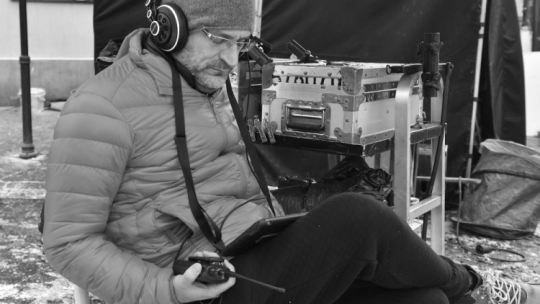 Reżyser Jan Hryniak na planie filmu fabularnego o Tadeuszu Kantorze, „Nigdy tu już nie powrócę”. Fot. PAP/J. Bednarczyk