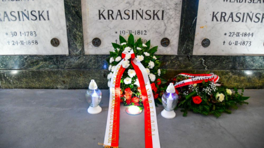 Kwiaty od prezydenta Andrzej Duda złożone w Opinogórze, przy grobie Zygmunta Krasińskiego w 210. rocznica urodzin poety. Źródło: Kancelaria Prezydenta RP