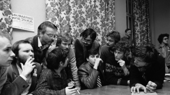 Rozmowy rządowej Komisji Międzyresortowej i Międzyuczelnianej Komisji Porozumiewawczej, wyłonionej spośród studentów łódzkich szkół wyższych: Akademii Medycznej, Państwowej Wyższej Szkoły Muzycznej, Politechniki i Uniwersytetu. Łódź, 16.02.1981. Fot. PAP/CAF/A. Zbraniecki