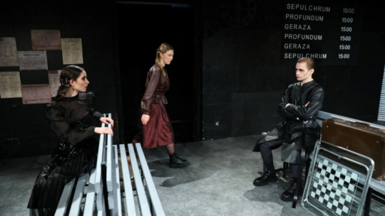 Aktorzy: Irmina Liszkowska (L), Michał Pawlik (P) i Malwina Laska-Eichmann (C) podczas próby dla mediów spektaklu „Noc ciemna. Opowiadania Franza Kafki” w Teatrze Ochoty w Warszawie. Fot. PAP/R. Guz