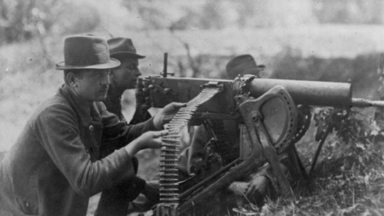 III Powstanie Śląskie: powstańczy ciężki karabin maszynowy Maxim wz. 1908 na podstawie saneczkowej w akcji nad Odrą. Fot. NAC