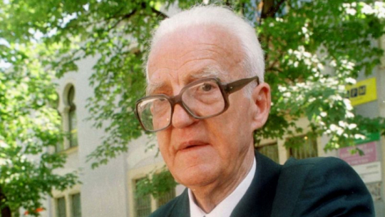 Stanisław Ryniak pokazuje rękę z wytatuowanym numerem obozowym. Fot. PAP/J. Bednarczyk