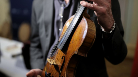 Skrzypce „Sivori” Niccolo Paganiniego zaprezentowane podczas konferencji prasowej w Filharmonii Krakowskiej. Fot. PAP/Ł. Gągulski