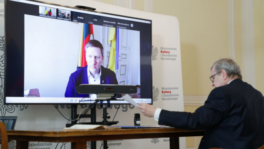 Szef MKiDN podczas rozmowy z ministrem kultury Litwy Simonasem Kairysem. Źródło: www.gov.pl