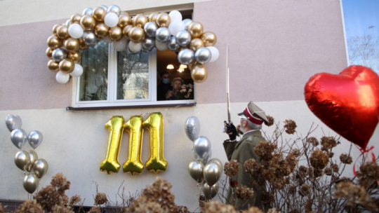 Najstarsza Małopolanka Wanda Szajowska (2L-góra) podczas 111 urodzin. Fot. PAP/Ł. Gągulski