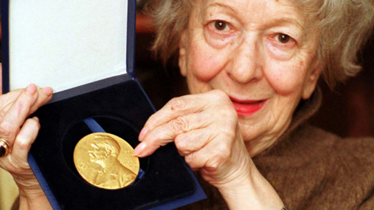 Kraków, 15.01.2002 Wisława Szymborska z medalem noblowskim w swoim krakowskim mieszkaniu. Fot. PAP/J. Bednarczyk