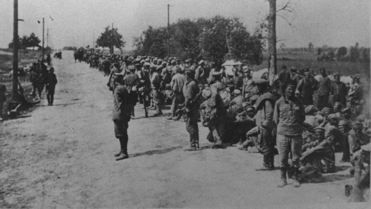 Jeńcy bolszewiccy na szosie między Radzyminem a Warszawą, wzięci do niewoli podczas bitwy o Warszawę. 1920 r. Fot. PAP/Archiwum