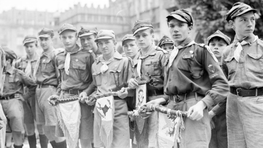 Święto harcerzy w Krakowie: członkowie krakowskiej drużyny harcerskiej na Rynku Głównym. 1936 r. Fot. NAC