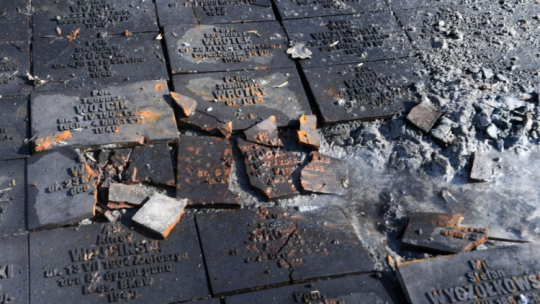 Charków, Ukraina, 23.03.2022. Zniszczone tabliczki z nazwiskami oficerów Wojska Polskiego na Cmentarzu Ofiar Totalitaryzmu w Charkowie-Piatichatkach, na który 23 bm. spadła rosyjska bomba kasetowa. Fot. PAP/A. Lange