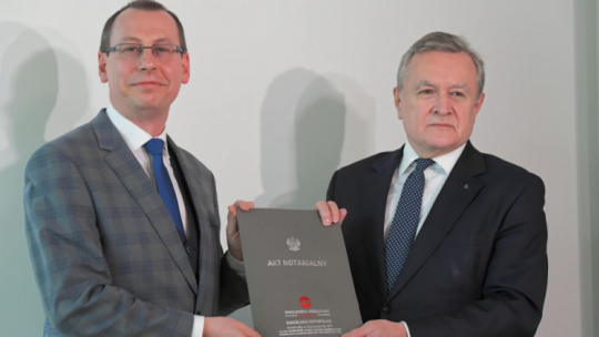 Łódź, 22.03.2022. Wicepremier, minister kultury i dziedzictwa narodowego Piotr Gliński (P) i p.o. dyrektora Muzeum Józefa Piłsudskiego w Sulejówku Robert Andrzejczyk (L) wzięli udział w podpisaniu aktu notarialnego zakupu dawnego łódzkiego mieszkania Józefa i Marii Piłsudskich przy ul. Wschodniej. Fot. PAP/G. Michałowski