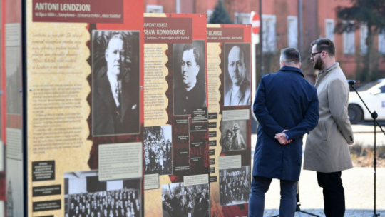 Gdańsk, 22.03.2022. Otwarcie wystawy „Polacy w Wolnym Mieście Gdańsku 1920-1939” autorstwa Karoliny Masłowskiej na Placu Obrońców Poczty Polskiej. Prezentacja ekspozycji odbyła się w 82. rocznicę egzekucji dokonanej na 67 wybitnych Polakach z Wolnego Miasta Gdańska w niemieckim obozie zagłady Stutthof w Wielki Piątek 1940 r. Fot. PAP/A. Warżawa