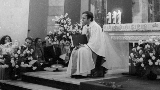 Warszawa 1983-05-29. Ksiądz Jerzy Popiełuszko odprawia mszę świętą w kościele św. Stanisława Kostki. Fot. PAP/G. Rogiński