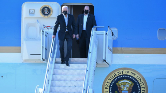 Prezydent USA Joe Biden (L) wysiada z samolotu Air Force One na lotnisku w podrzeszowskiej Jasionce. 25.03.2022. Fot. PAP/D. Delmanowicz