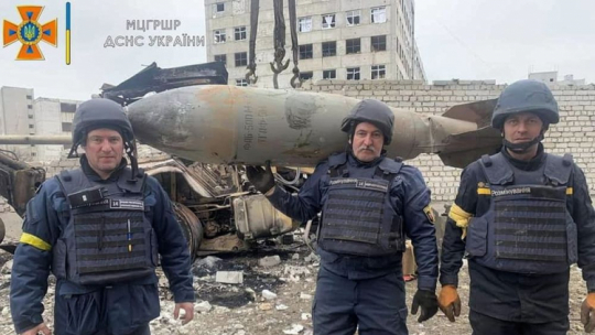 Zniszczenia po ostrzale i bombardowaniu Charkowa. 04.03.2022. Fot.  PAP/DSNS