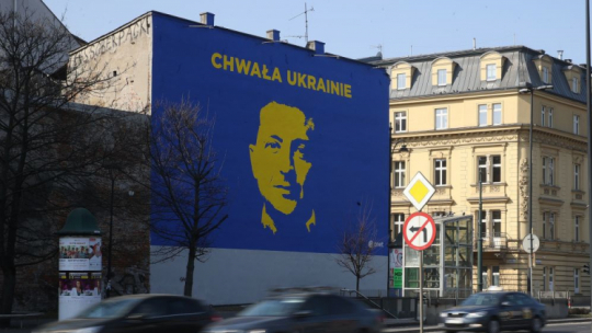 Mural Onetu „Chwała Ukrainie” z wizerunkiem prezydenta Wołodymyra Zełenskiego na ścianie kamienicy na skrzyżowaniu ulic Rakowickiej i Lubomirskiego w Krakowie. Fot. PAP/Ł. Gągulski