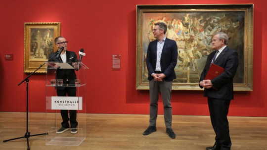 Wicepremier, minister kultury i dziedzictwa narodowego Piotr Gliński (P), minister nauki i sztuki Bawarii Markus Blume (C) i dyrektor Kunsthalle Roger Diederen (L) podczas otwarcia wystawy „Cisi Buntownicy – Polski Symbolizm 1900 roku" w Kunsthalle w Monachium. Fot. PAP/P. Supernak