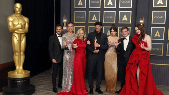 Eugenio Derbez, Sian Heder, Marlee Matlin, Troy Kotsur, Emilia Jones, Daniel Durant, Amy Forsyth pozują ze statuetką Oscara za najlepszy film. Fot. PAP/EPA. D. Swanson 