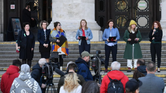 Artystki z grupy Dramatyczny Kolektyw podczas wydarzenia plenerowego na placu Defilad w Warszawie. 24.03.2022. Fot. PAP/P. Nowak