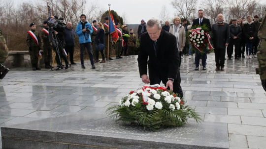 Wicepremier, minister kultury i dziedzictwa narodowego Piotr Gliński (C) podczas uroczystości przed Pomnikiem Martyrologii Jeńców Wojennych w Centralnym Muzeum Jeńców Wojennych w Łambinowicach. 17.03.2022. Fot. PAP/K. Świderski