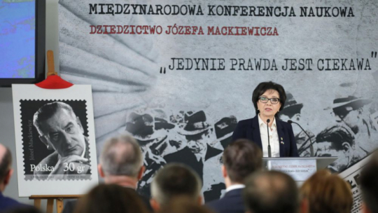 Marszałek Sejmu Elżbieta Witek podczas międzynarodowej konferencji naukowej „Jedynie prawda jest ciekawa. Dziedzictwo Józefa Mackiewicza w 120. rocznicę urodzin”. Fot. PAP/P. Supernak
