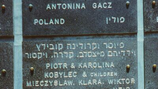 Okładka książki Aleksandry Namysło pt. „Po tej stronie był również Człowiek. Mieszkańcy przedwojennego województwa śląskiego z pomocą Żydom w okresie II wojny światowej”