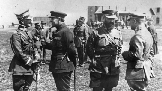 Wyprawa kijowska: naczelny dowódca wojsk Ukraińskiej Republiki Ludowej Symon Wasylowycz Petlura (2L) i generał dywizji Wojska Polskiego Antoni Listowski (L) wśród żołnierzy polskich. 04.1920. Fot. PAP/CAF/Archiwum
