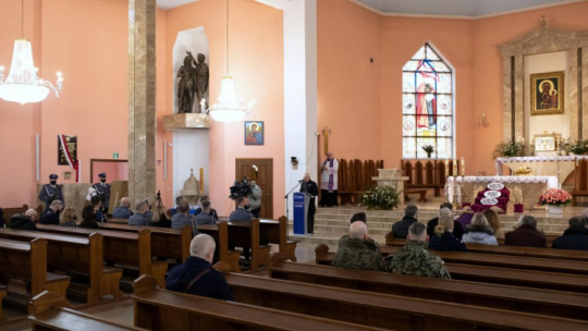 Msza św. w kościele pw. św. Wojciecha w Płocku w intencji ojczyzny oraz poległych i pomordowanych funkcjonariuszy Policji Państwowej II RP. 05.03.2022. Fot. PAP/Sz. Łabiński
