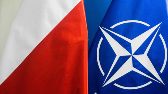 Flagi Polski i NATO. Fot. PAP/A. Lange