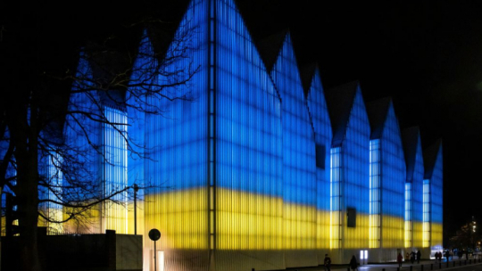 Iluminacja w barwach narodowych Ukrainy na budynku Filharmonii w Szczecinie. 24.02.2022. Fot. PAP/J. Muszyński