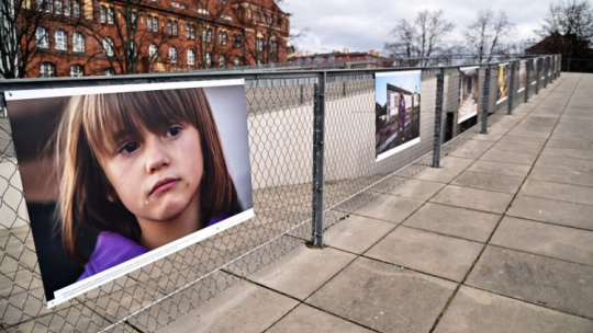 Wystawa „Zamrożone. Życie dzieci na linii frontu” w Szczecinie. Fot. PAP/M. Bielecki