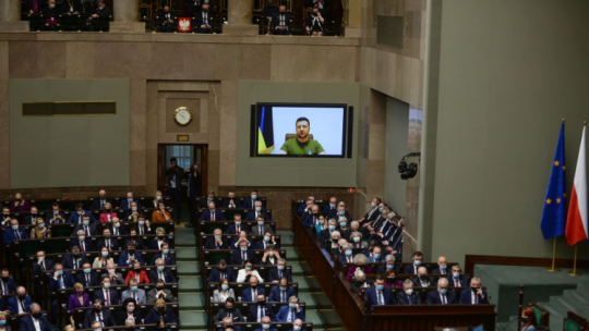 Prezydent Ukrainy Wołodymyr Zełenski (na ekranie) przemawia podczas uroczystego zgromadzenia posłów i senatorów. Warszawa, 11.03.2022. Fot. PAP/M. Obara
