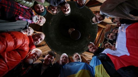 Zespół dzwonników przy królewskim dzwonie Zygmunt na wieży katedry na Wawelu. Kraków, 06.03.2022. Fot. PAP/Ł. Gągulski