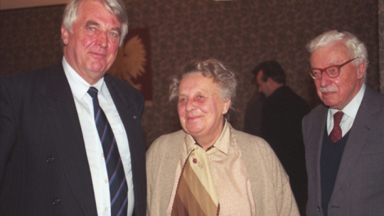 Warszawa 07.12.1993. Sesja Fundacji Polsko-Niemieckie Pojednanie w gmachu Urzędu Rady Ministrów. Fundacja od roku 1991 działa na rzecz ofiar prześladowań nazistowskich i polsko-niemieckiego dialogu. Nz. od lewej: przedstawiciel rządu Republiki Federalnej Niemiec Friedrich Vogel, przewodnicząca Rady Nadzorczej Fundacji Anna Pawełczyńska, prawnik i polityk Stanisław Stomma. Fot. PAP/A. Urbanek 