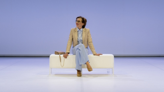 Katarzyna Herman w spektaklu "Badania ściśle tajne" w reż. Norberta Rakowskiego (Teatr Kochanowskiego w Opolu), który będzie prezentowany podczas 42. Warszawskich Spotkań Teatralnych 